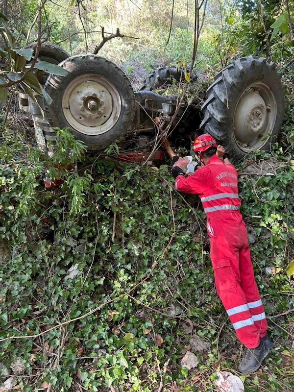 Ters dönen traktörün altında sıkışan sürücü yaralandı
