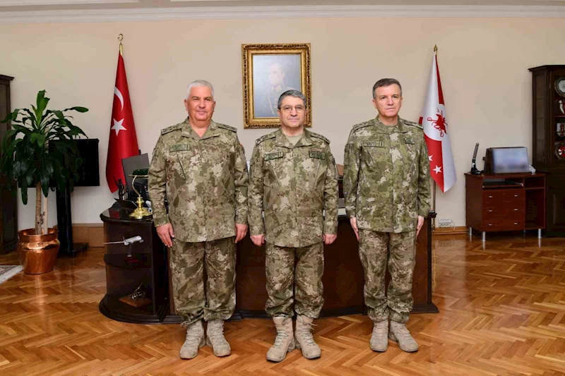 Kara Kuvvetleri Komutanı Orgeneral Bayraktaroğlu 2 ve 3’üncü Ordu Komutanlıklarında düzenlenen devir teslim törenlerine katıldı

