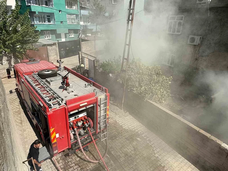 Diyarbakır’da ev yangınında 2 kişi dumandan etkilendi

