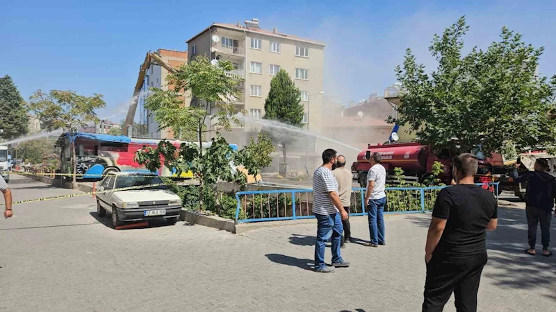 Sındırgı’da depremde ağır hasar gören binalar yıkılmaya devam ediyor
