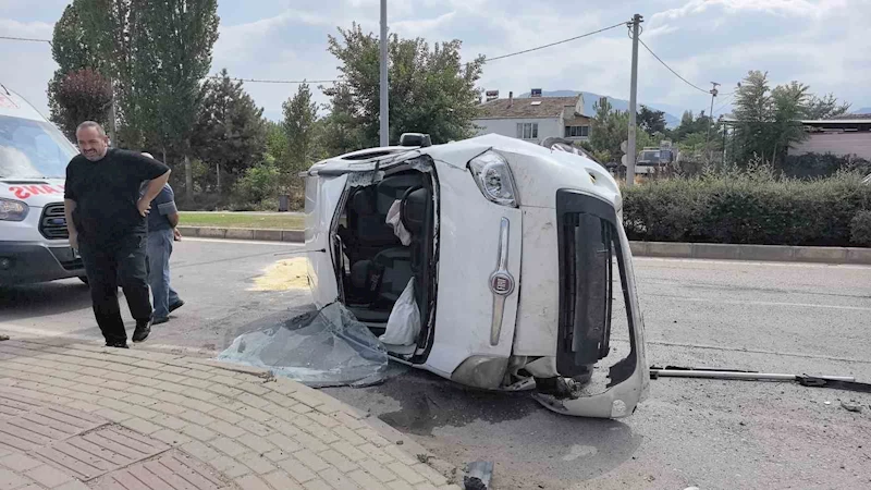 Kontrolden çıkan araç taklalar attı, 2 kişi yaralandı
