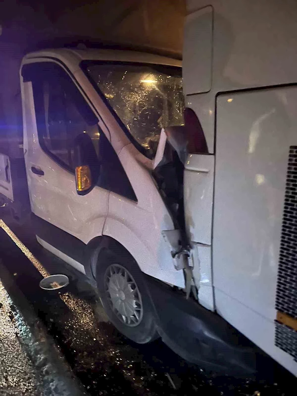 Kamyonet ve yolcu otobüsünün çarpışmasında 7 kişi yaralandı
