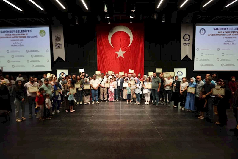 Evlilik okulunu tamamlayan 481 çift sertifikalarını aldı
