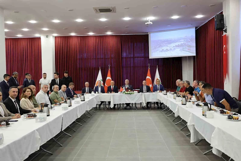 Ticaret Bakanı Ömer Bolat, gıda toptancıları ile bir araya geldi
