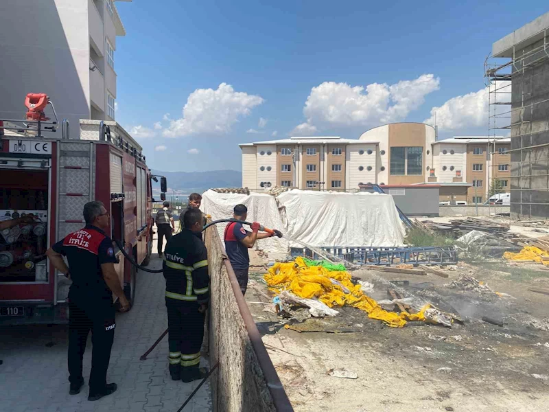Okul inşaatında yakılan ateş ekipleri harekete geçirdi

