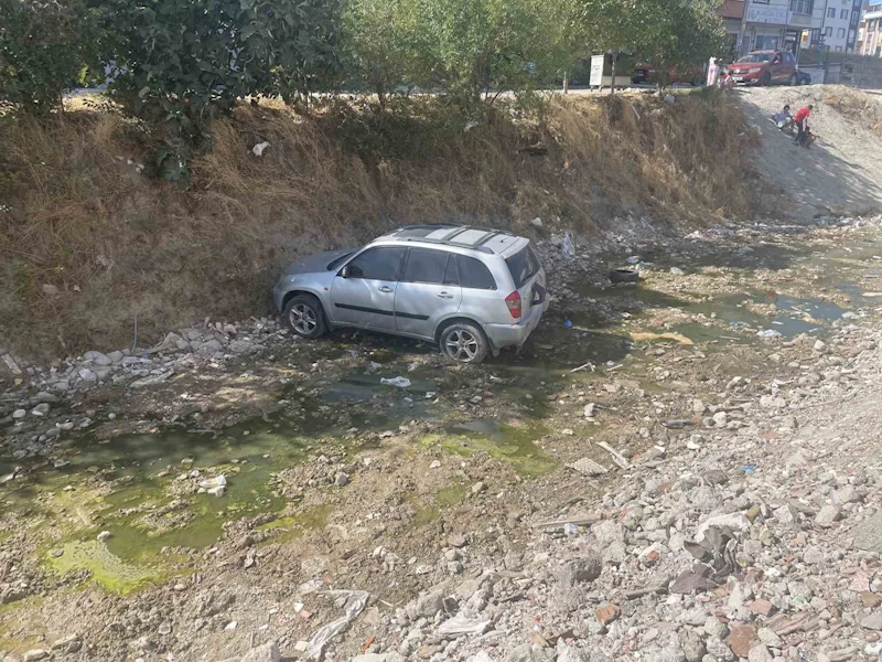 Çocukların el frenini indirdiği otomobil dereye uçtu
