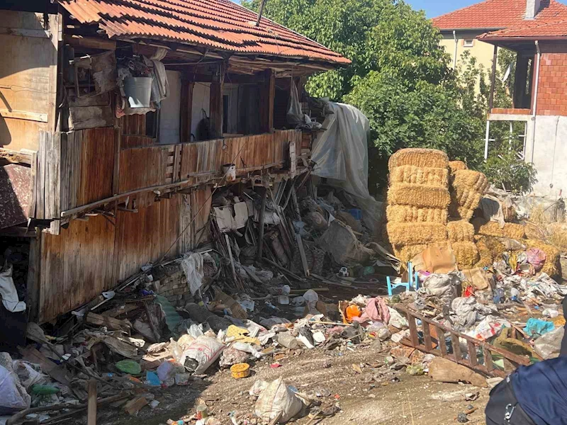 Kötü kokunun kaynağı ortaya çıkınca mahalleli şaşkına döndü
