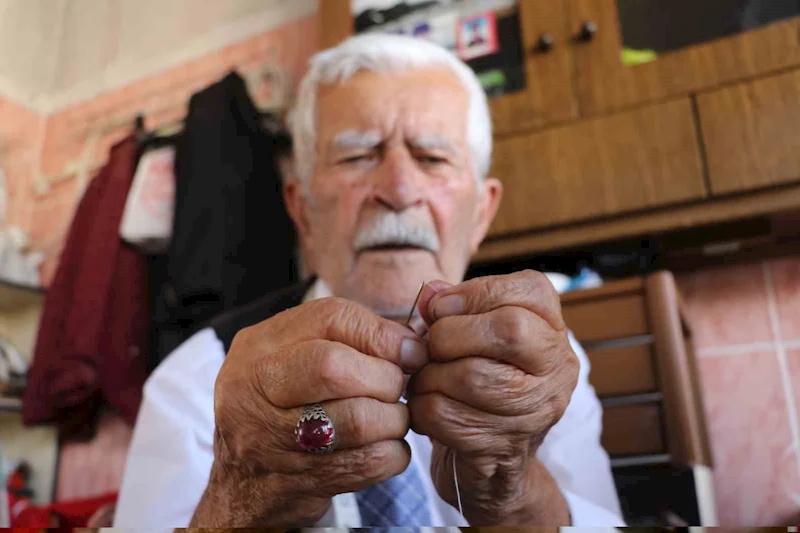 Terzilik mesleğini 80 yıldır sürdüren yaşlı adam: ’’Dükkânı açmazsam hasta olurum’’
