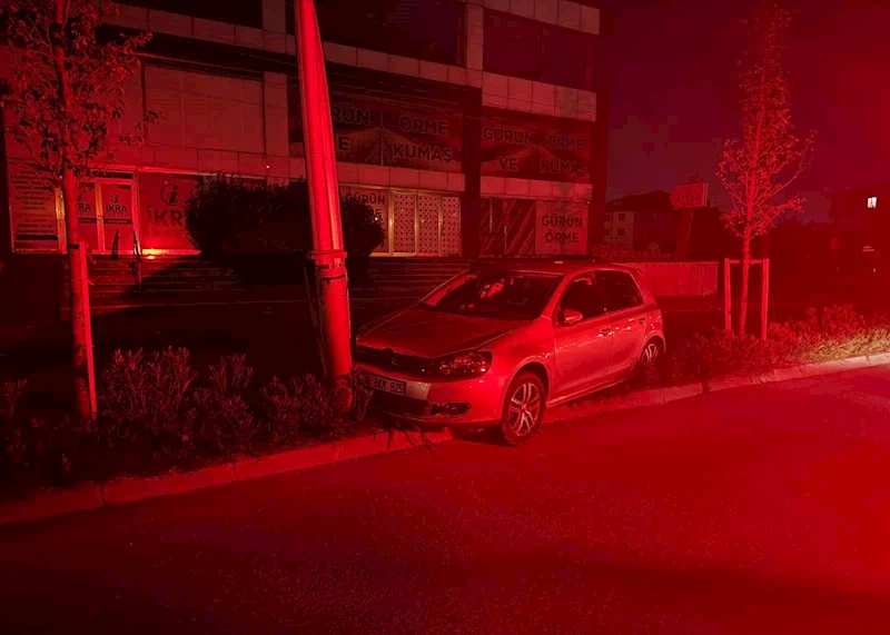 Bir hafta içinde aynı yerde ikinci kaza: Elektrik direğine çarptı
