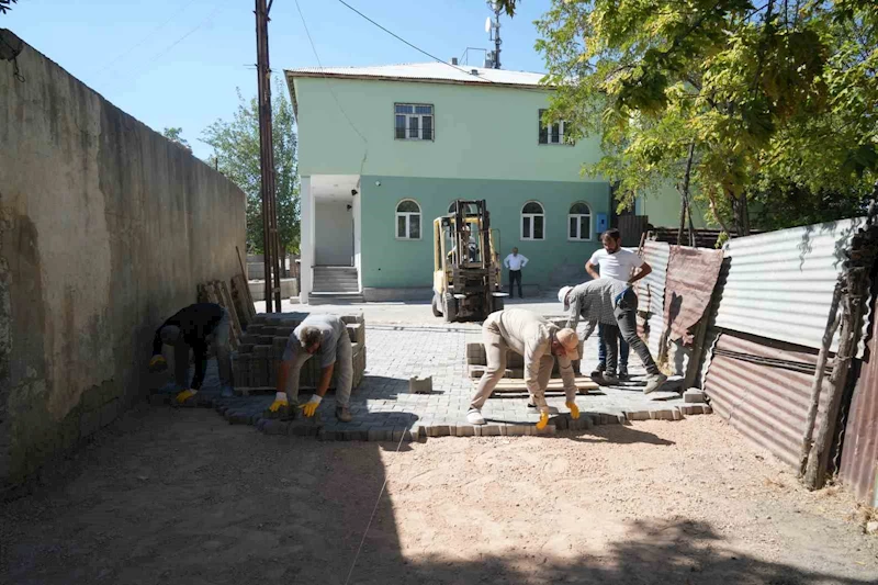 Çamurlu yol sorunu kilitli parke taşıyla çözüme kavuşuyor
