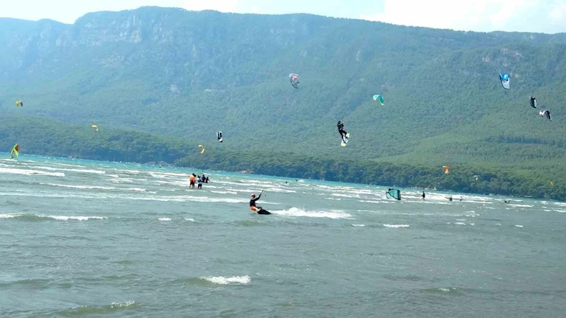 Kitesurf’ün dünyadaki en elverişli noktalarından biri Ula Akyaka
