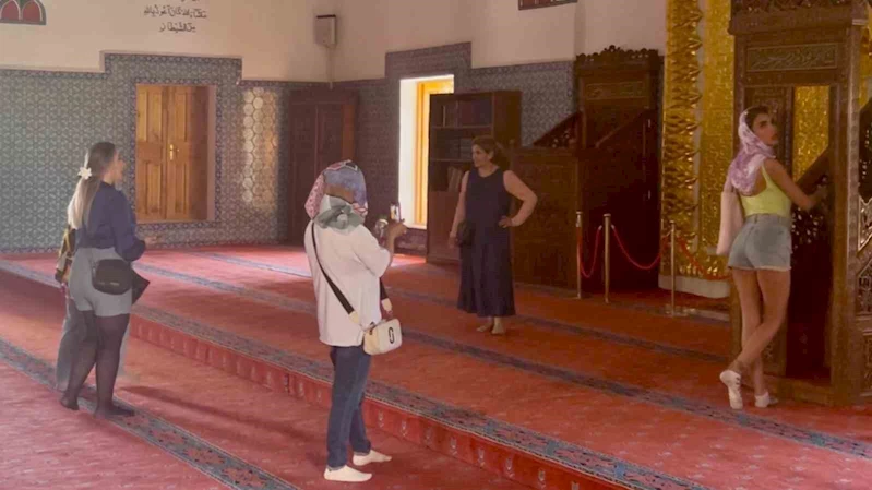 Van’da tarihi camiyi uygunsuz kıyafetlerle ziyaret eden turistlerle ilgili tartışma sürüyor
