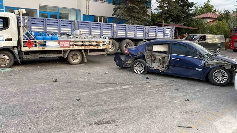 Bolu’da facianın eşiğinden dönüldü: Tüp yüklü kamyon kazaya karıştı
