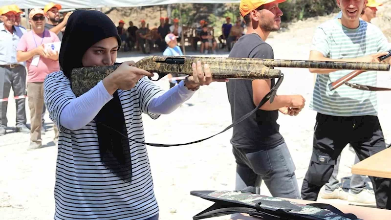Kadın atacı erkeklere taş çıkarttı
