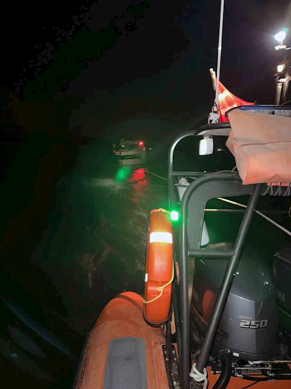 Dümen arızası sonrası sürüklenen tekne kurtarıldı

