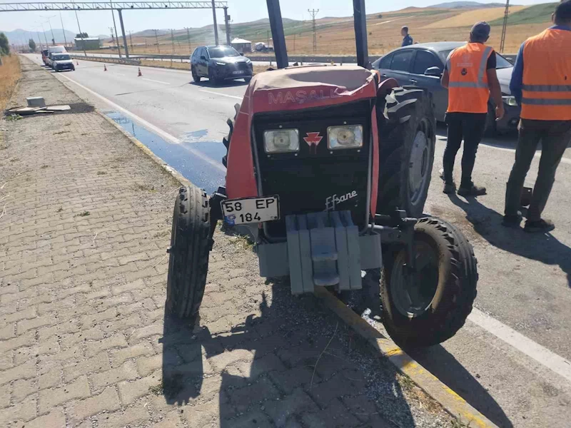 Traktör ile otomobil çarpıştı: 3 yaralı
