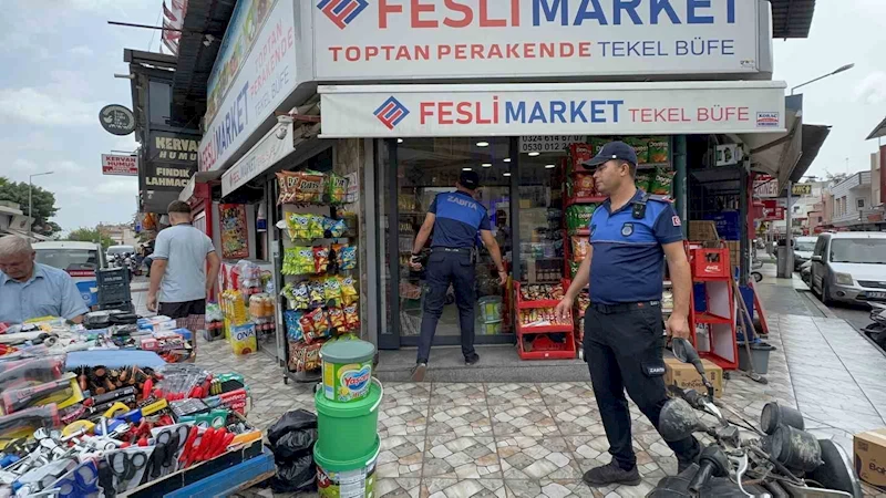 Tarsus’ta kaldırımları işgal eden tezgahlar kaldırıldı
