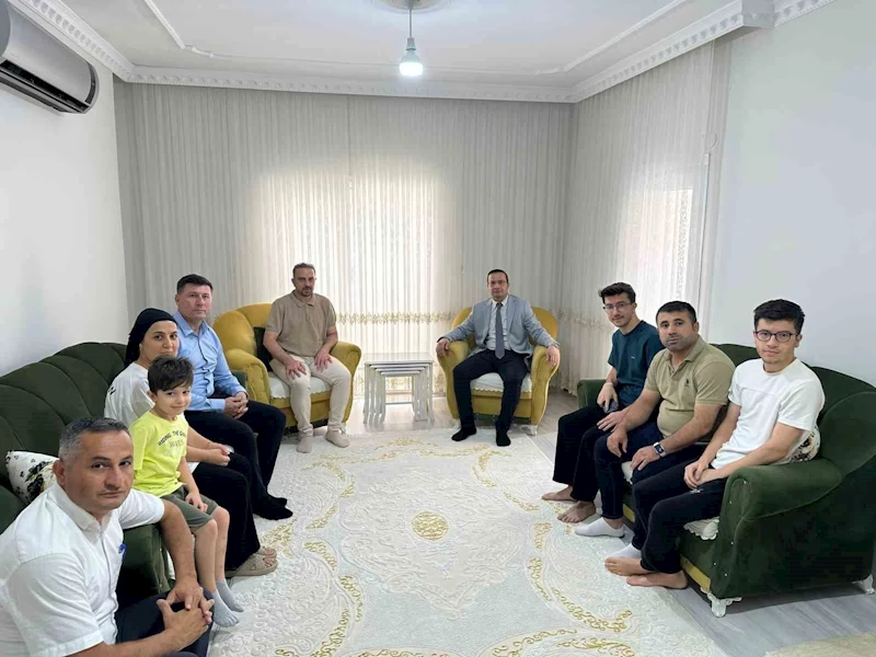 Cizre Kaymakamı Baycar, YKS’de il birincisi olan öğrencileri evlerinde ziyaret etti
