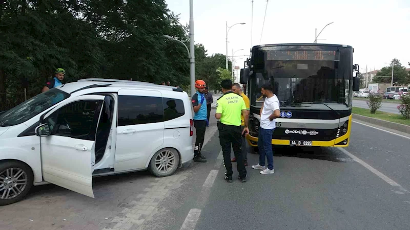 Malatya’da halk otobüsü ile hafif ticari araç çarpıştı
