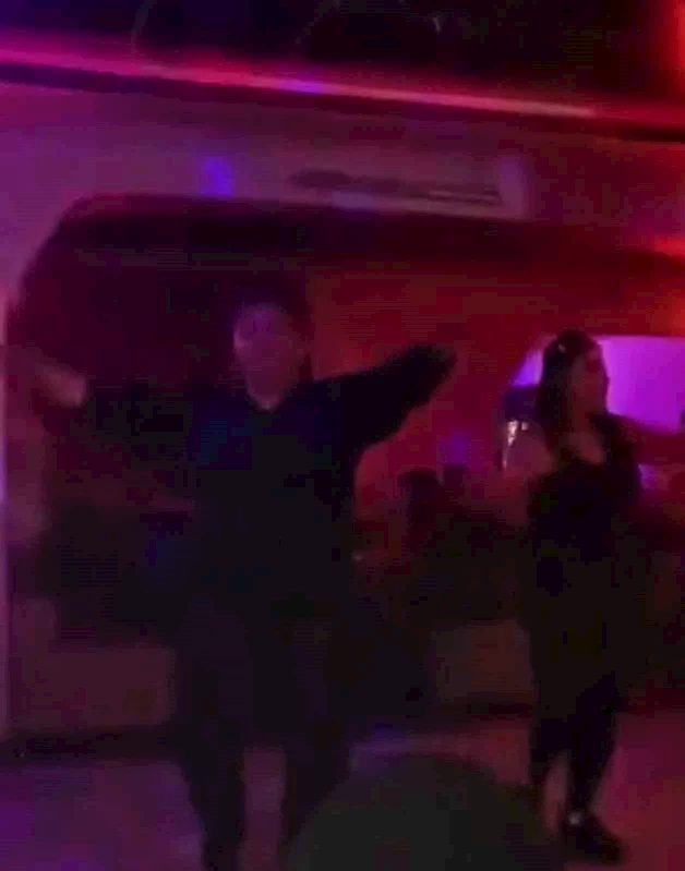 Pavyonda göbek attı, terfi aldı
