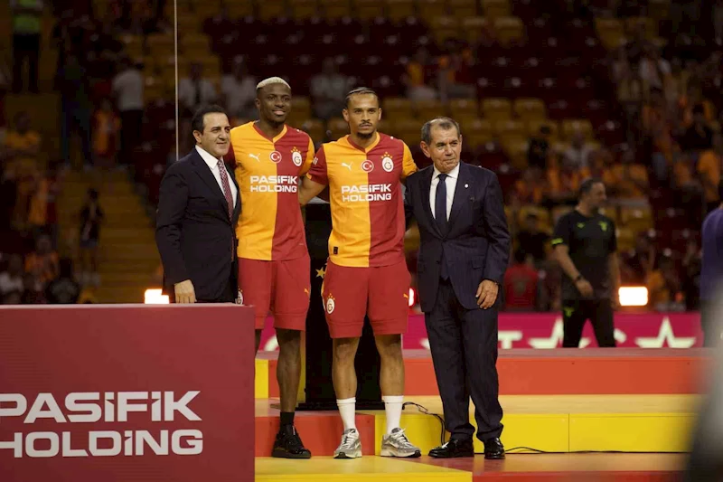 Victor Osimhen ve Leroy Sane için stadyumda imza töreni düzenlendi
