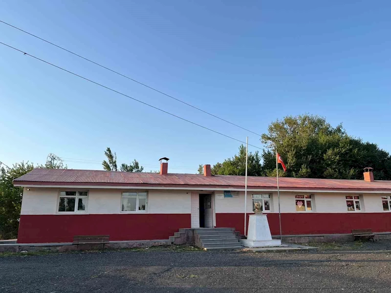 Kars’ta hayırsever iş insanı köy okulunu boyattı
