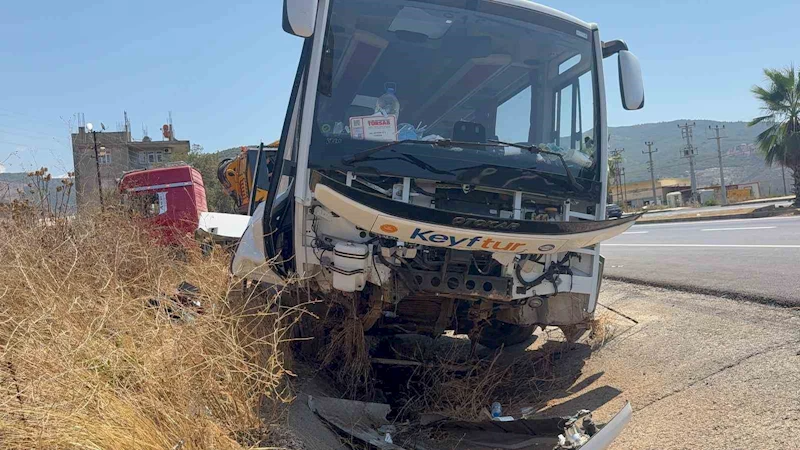 Antalya’da tur otobüsü drenaj hendeğine girdi: 23 yaralı
