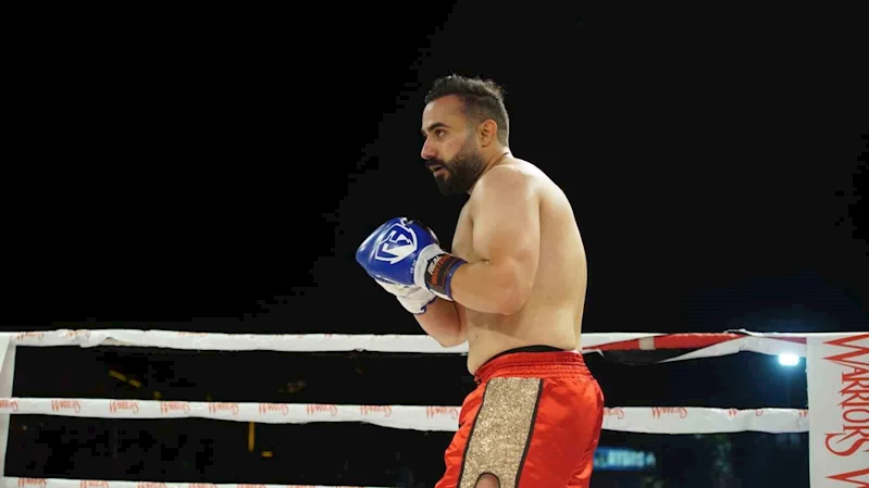 Polis memuru kick boks müsabakasında Pakistanlı rakibini nakavt ederek şampiyon oldu
