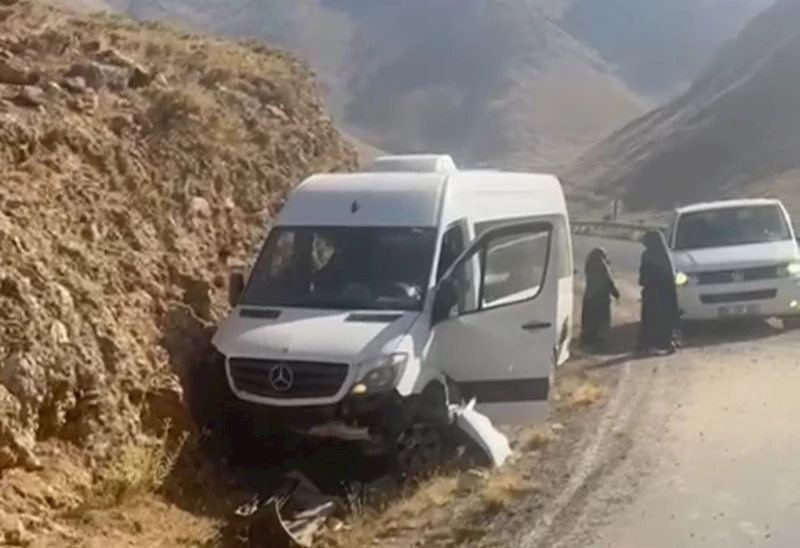 Mercedes minibüs kaza yaptı: 18 yolcu ölümden döndü
