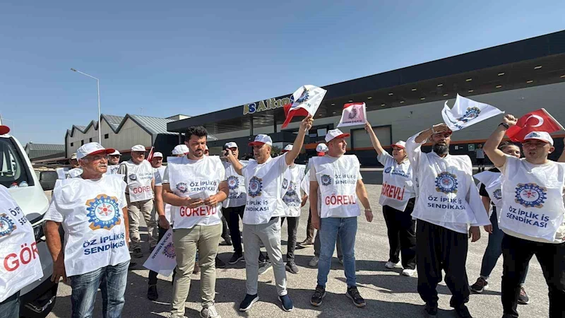 Öz İplik İş Sendikası’ndan işten çıkarmalar nedeniyle Altınsar Tekstil’de eylem

