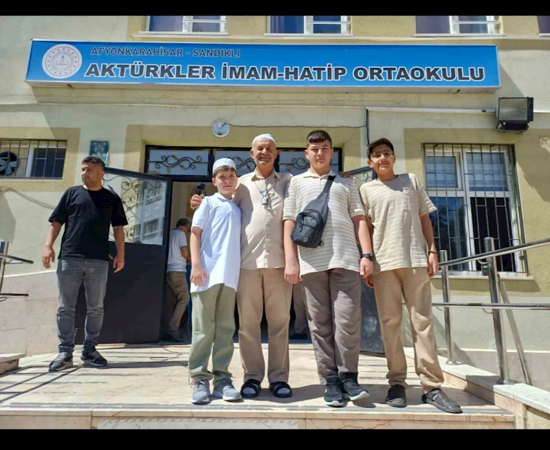 SANİMDER, söz verdiği öğrencileri Umre’ye gönderdi
