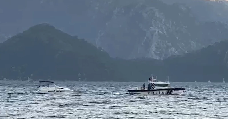 Marmaris’te denizde arızalanan teknedeki vatandaşlar polis botu ile kurtarıldı
