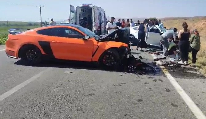 Otomobiller kafa kafaya çarpıştı: 3 yaralı
