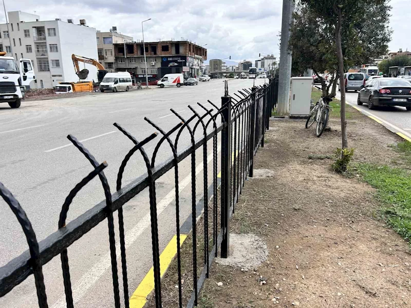 İskenderun’da ölümcül kazalara karşı orta refüje demir korkuluk
