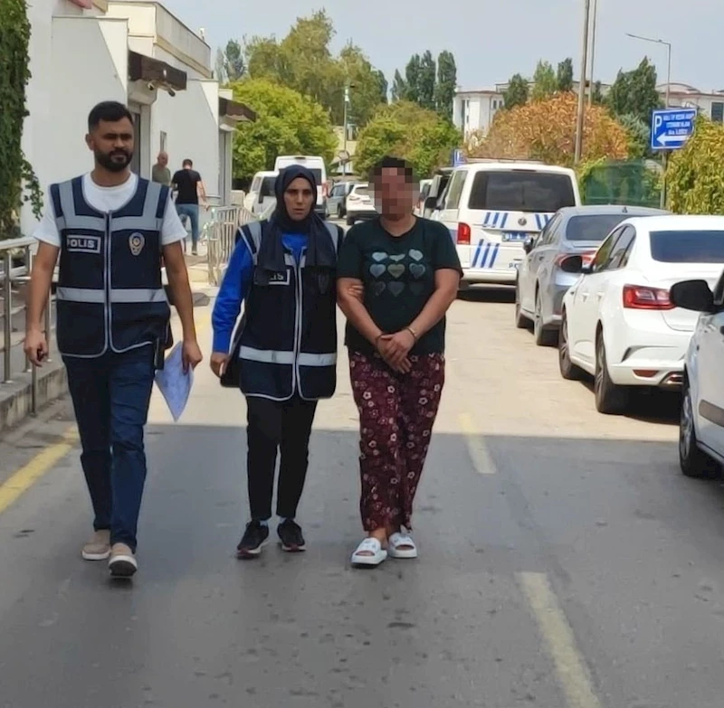 Kızını bıçakla kovalayan anne adliyeye sevk edildi

