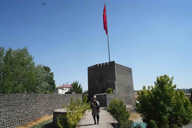 Alparslan kıyafeti ile Malazgirt’i gezen Hasan Keskin, 