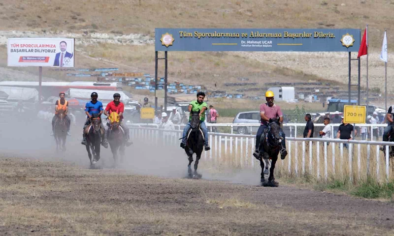 Erzurum’da rahvan at yarışları nefesleri kesti
