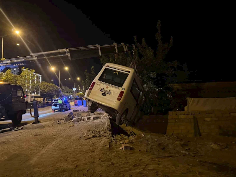 Iğdır’da kaza yapan yolcu minibüsü bahçe duvarında asılı kaldı
