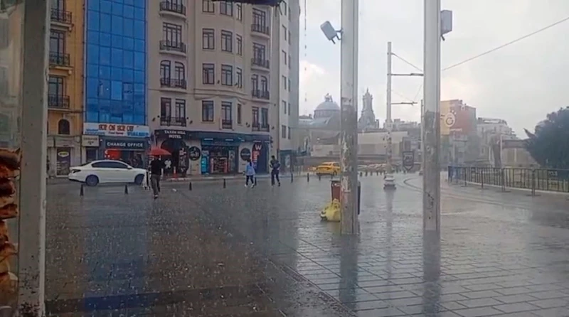 Taksim’de sağanak yağış etkili oldu
