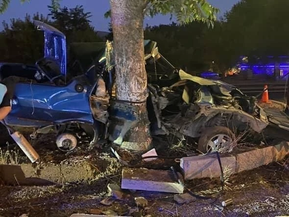 Ağaca çarpan Fiat Tofaş araç hurdaya döndü: 1 ağır yaralı
