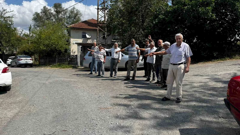 Muhtar ve köylünün yol çilesi
