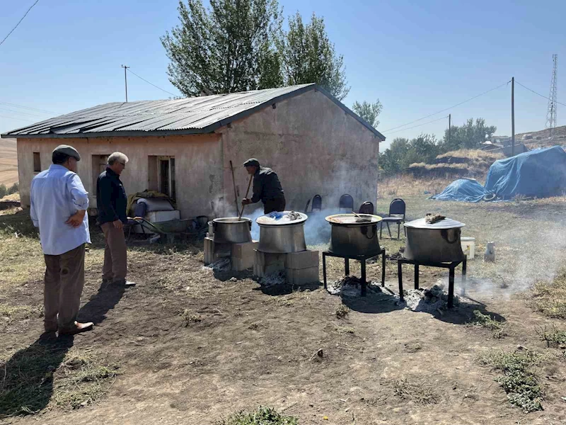 Kars’ta 78 yaşındaki düğün aşçısı 30 yıldır kazanda aşk pişiriyor
