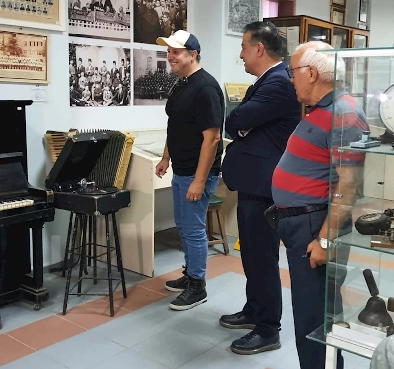 Ünlü oyuncu İlker Ayrık’tan Balıkesir Lisesi’ne ziyaret
