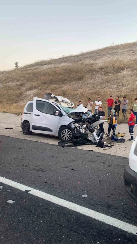 Hafif ticari araç tıra arkadan çaptı: 1 ölü, 1 yaralı
