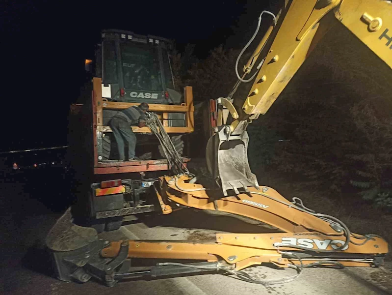 Ankara’da iş makinesi taşıyan kamyon kömür taşıma bandına çarptı
