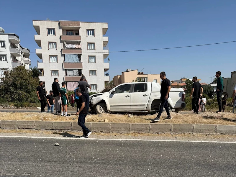 Siirt’te pikap aydınlatma direğine çarptı: 1 yaralı
