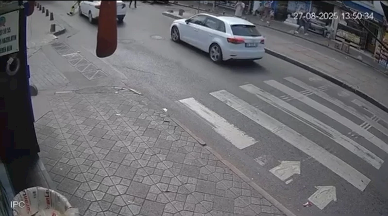 Beyoğlu’nda otomobilin dede ve torununa çarptığı kaza kamerada
