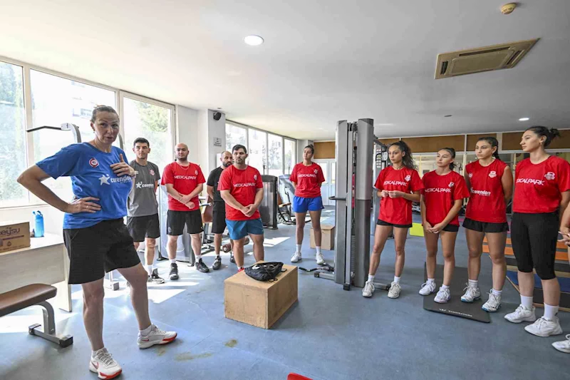 Muratpaşa Kadın Kadın Voleybol Takımı, lige çift antrenmanla hazırlanıyor
