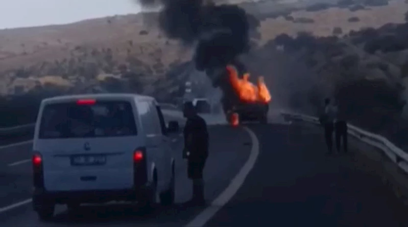 Seyir halindeki kamyonet alev topuna döndü: 1 yaralı
