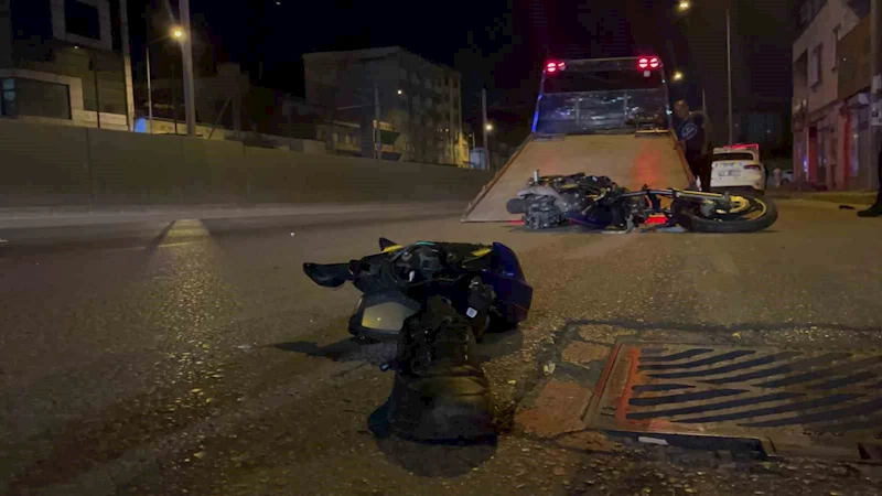 Bursa’da motosiklet işletme girişine çarptı: 2 ağır yaralı

